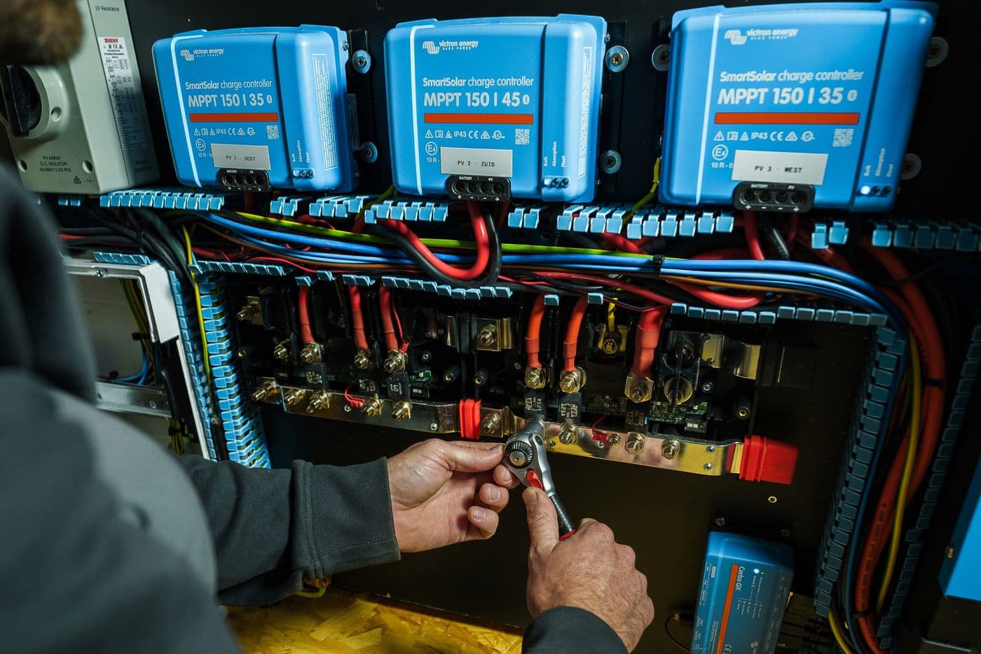 Monteur werkt aan de bekabeling van een off-grid systeem