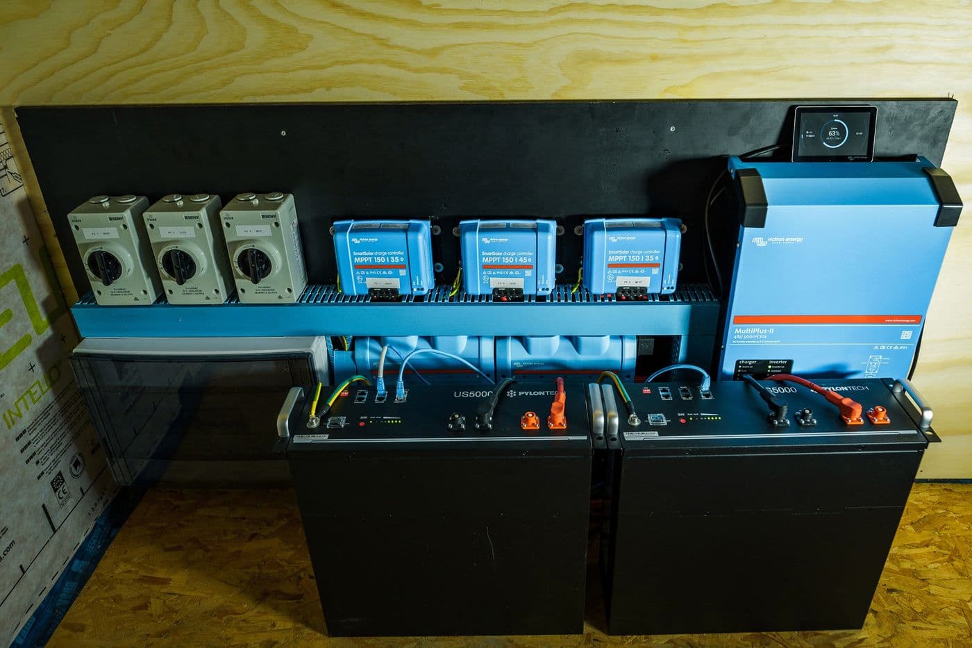 Off-grid installatie met Victron-omvormer en lithiumbatterijen